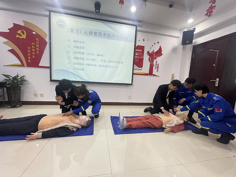 参加应急救护培训